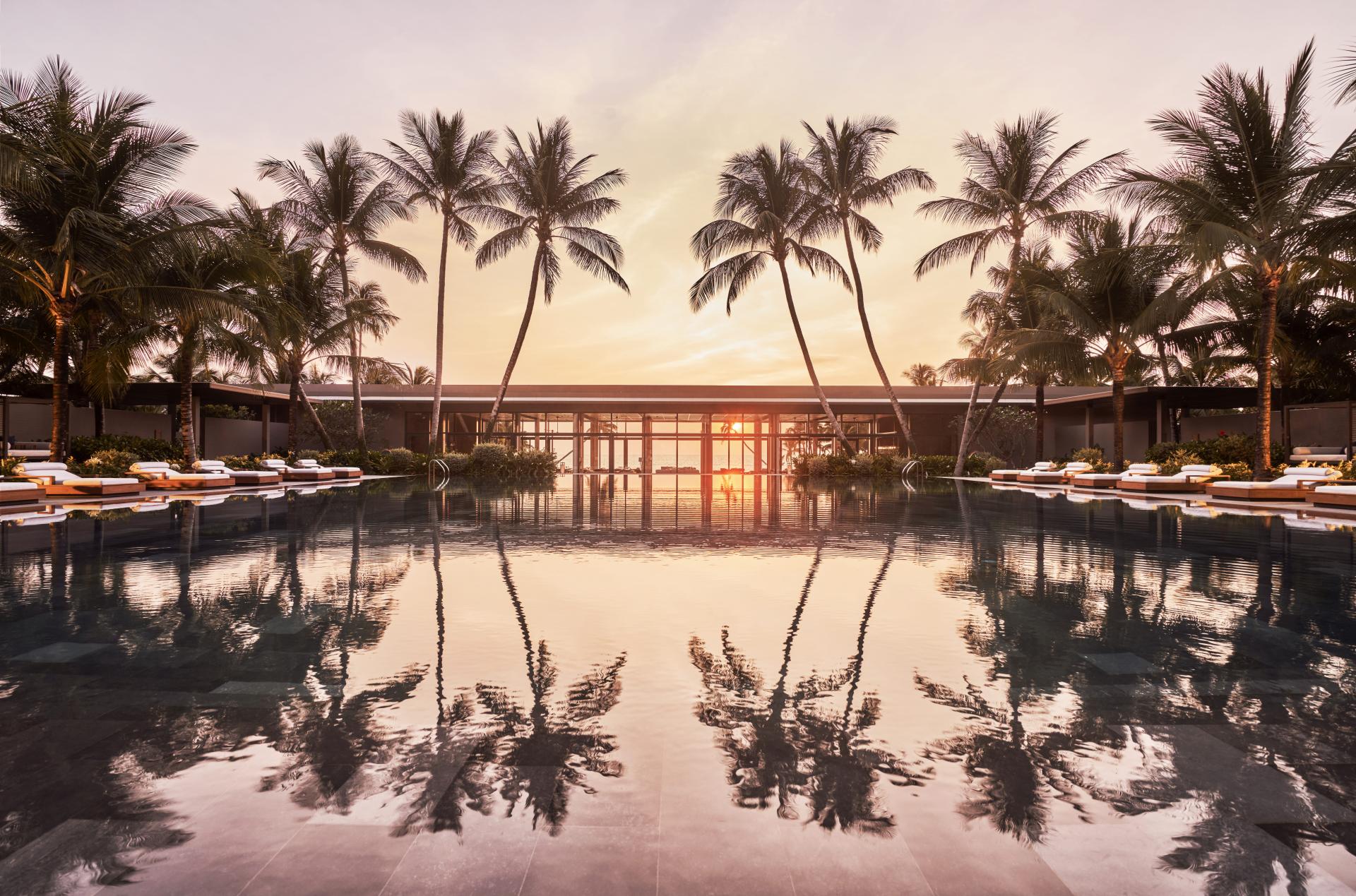 Watching the sunset over Phu Quoc from the Serenity yacht is an experience that has left a strong impression on Michelin Guide experts (Photo: Regent Phu Quoc).