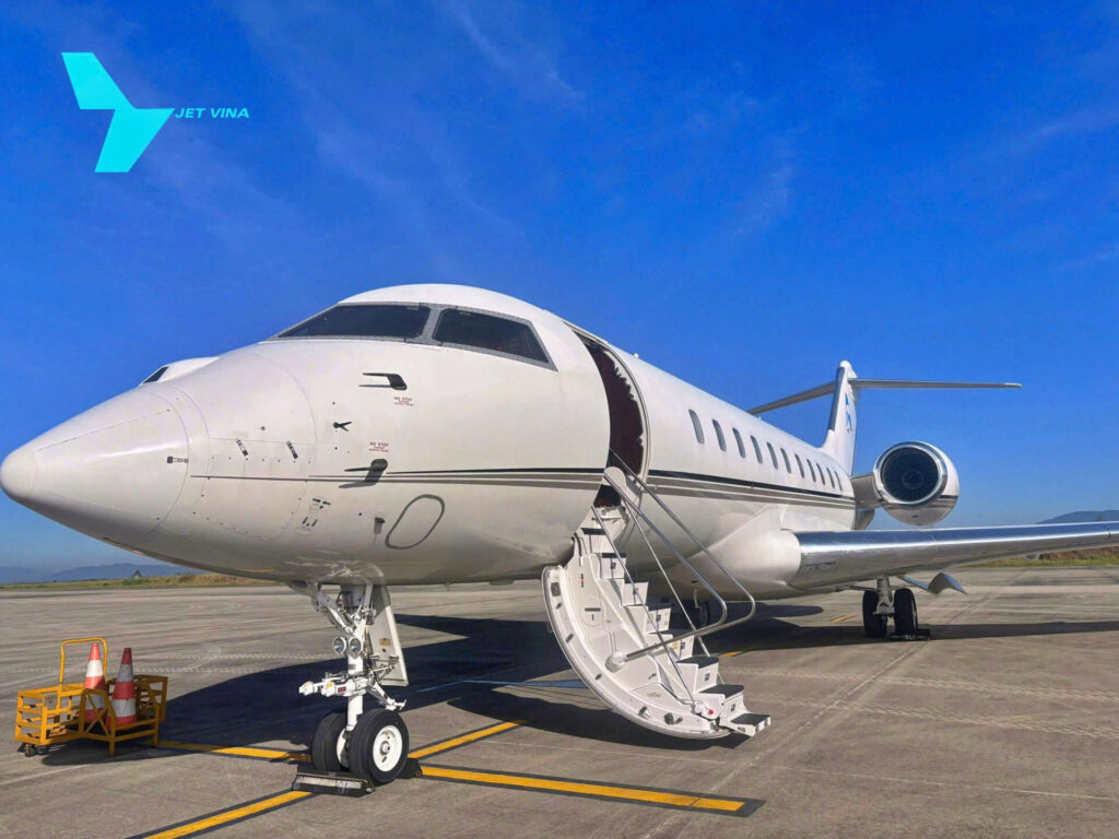 Global 5000 is a long range jet that is typically outfitted with three cabin zones - Vietnam Air Charter Company