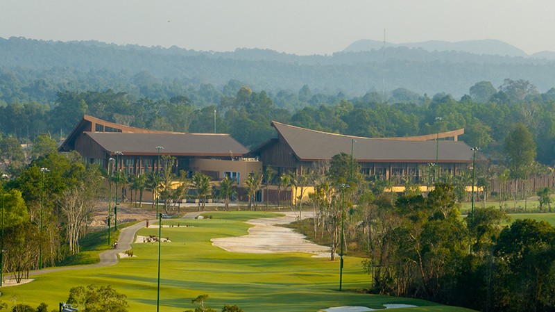 Khung cảnh Sân Golf Eschuri Vũng Bầu Phú Quốc, bao quanh bởi vịnh Vũng Bầu, Phú Quốc